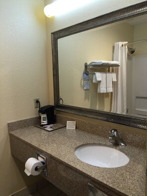 Combined shower/tub, hair dryer, towels