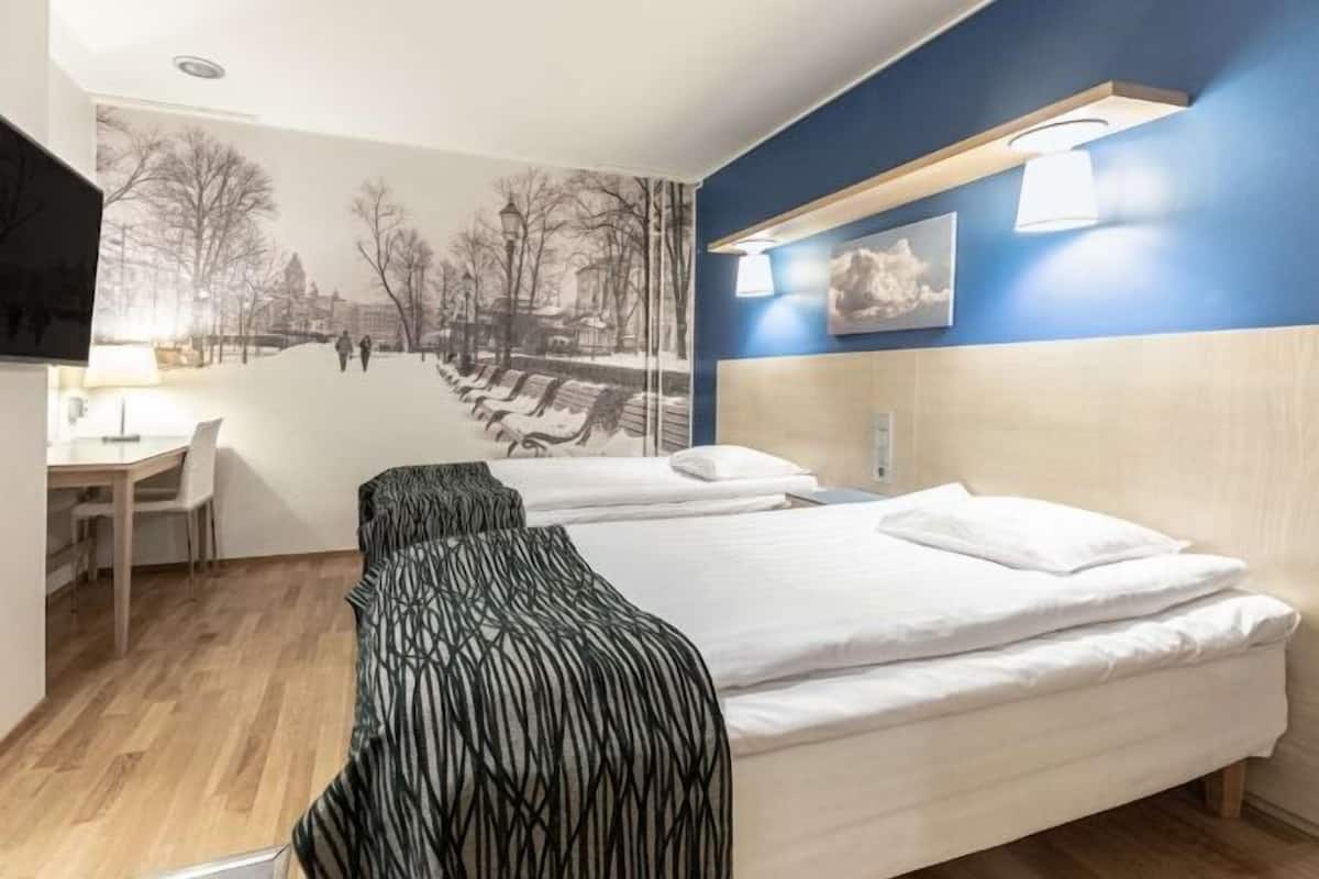 1 dormitorio, caja fuerte, escritorio y cortinas opacas
