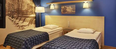 Habitación, 1 cama de matrimonio, sin ventanas | Caja fuerte, escritorio, cortinas opacas y wifi gratis