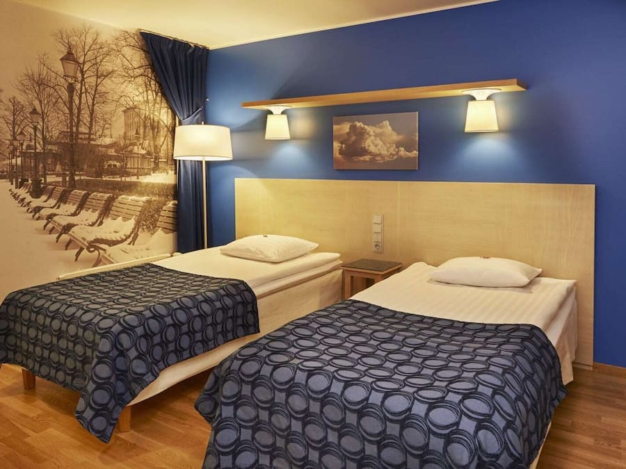 Quarto, 1 cama Queen, sem janelas | Cofres nos quartos, escrivaninha, cortinas blackout, Wi-Fi de cortesia