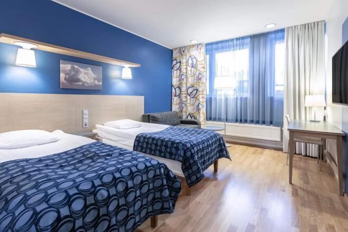 1 dormitorio, caja fuerte, escritorio y cortinas opacas