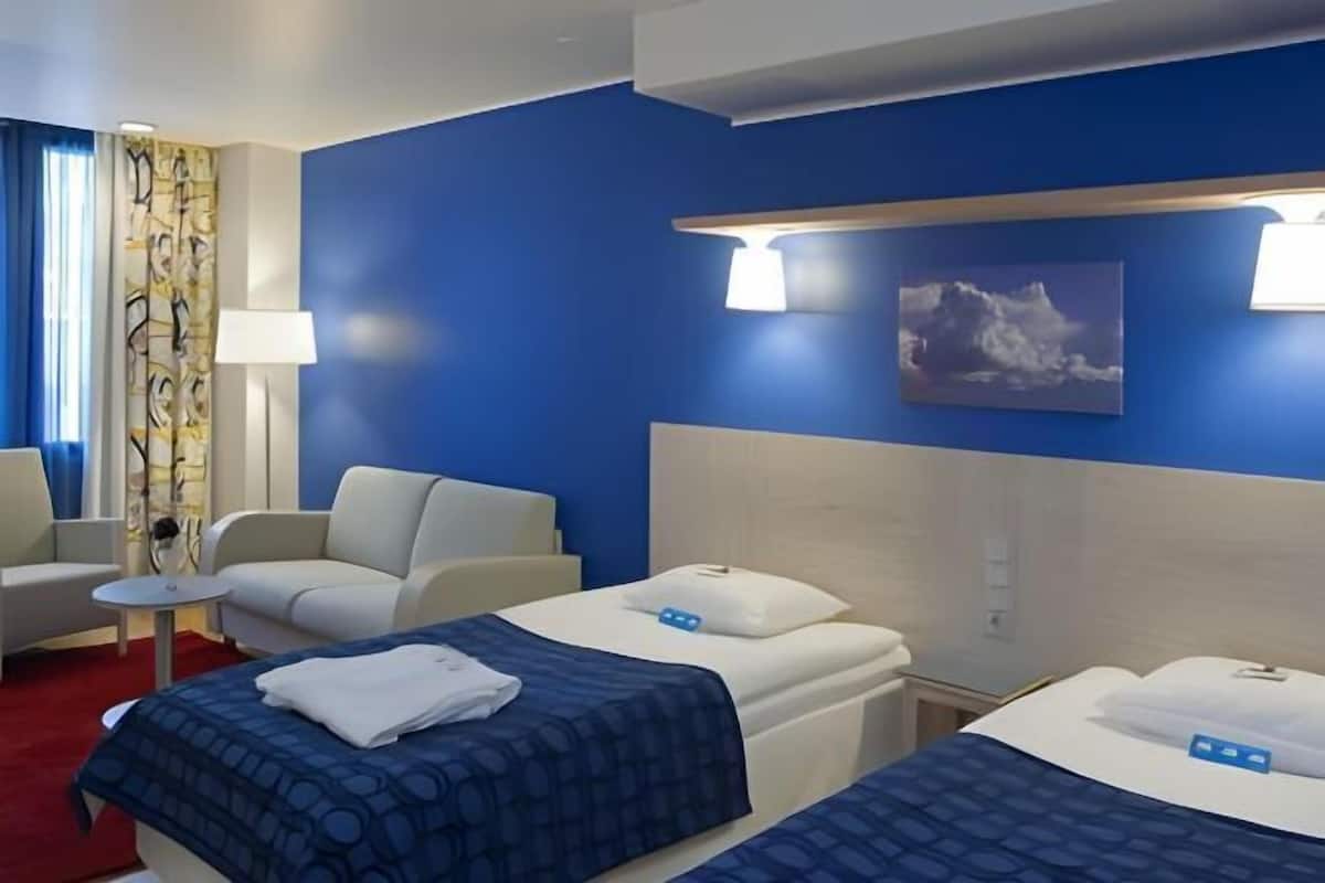 1 dormitorio, caja fuerte, escritorio y cortinas opacas
