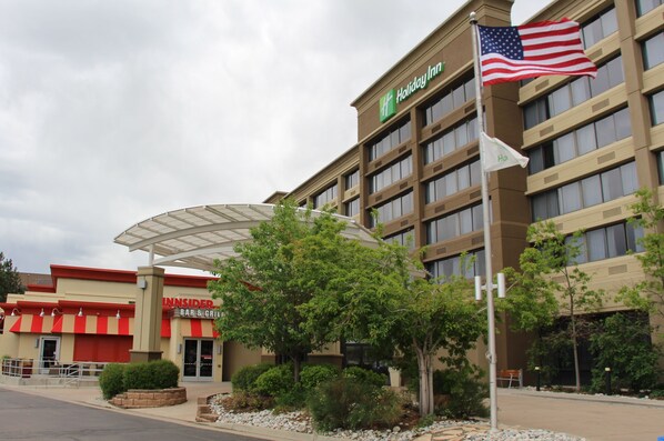 Welcome to our hotel, featuring a covered outdoor area with a canopy and the INNSIDER BAR & GRILL.