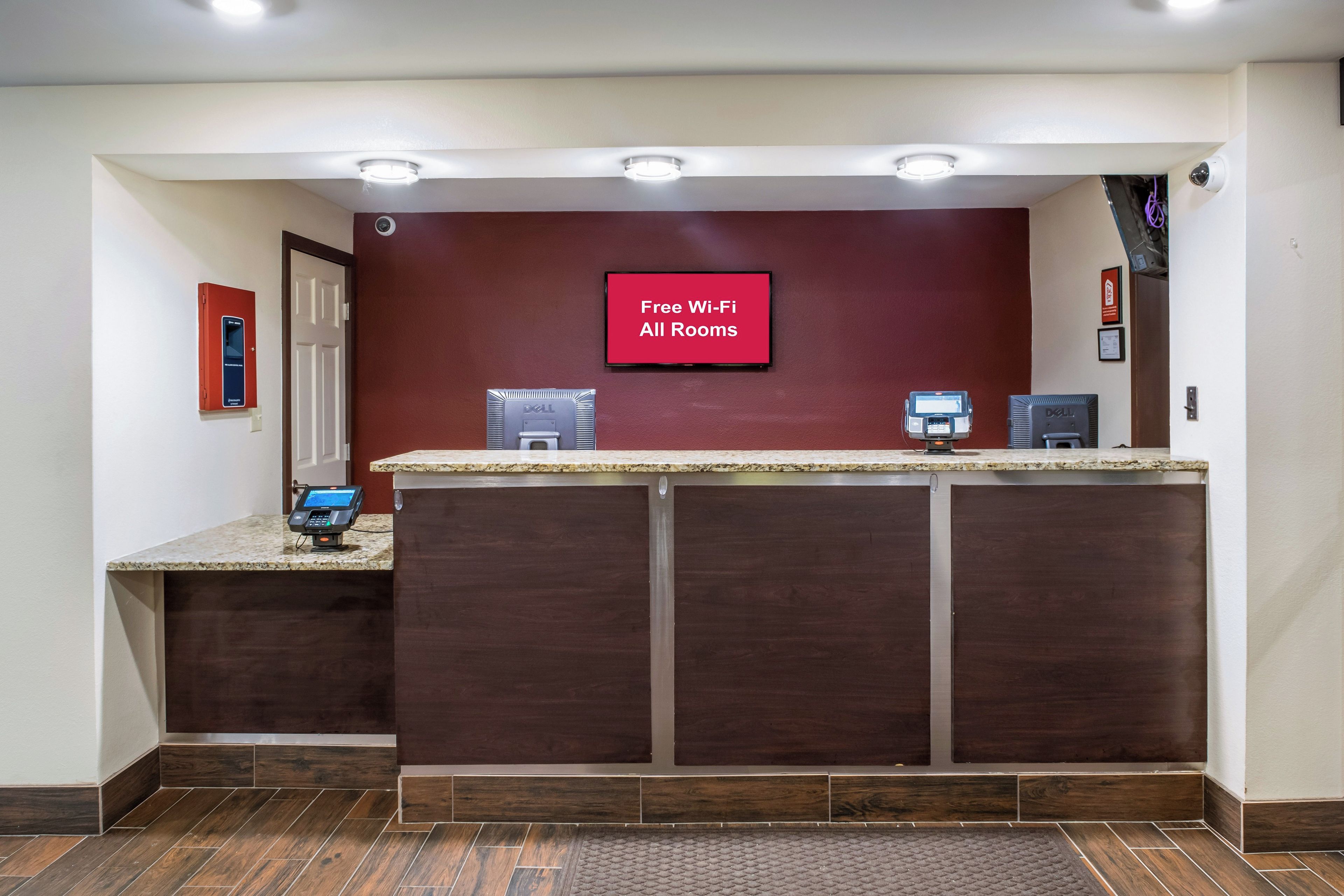 Tauleller de recepció amb un cartell que indica Wi-Fi gratuït a totes les habitacions.