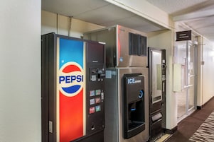 Máquinas automáticas de Pepsi e distribuidor de gelo em um corredor de hotel.