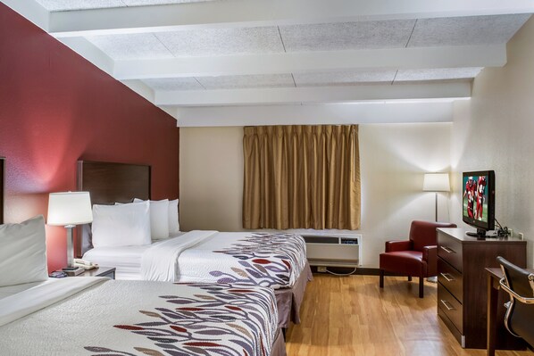 Skrivbord, mörkläggningsgardiner och strykjärn/strykbräda