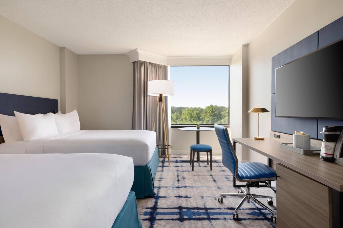 Luxe beddengoed, een kluis op de kamer, een bureau, een laptopwerkplek