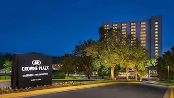 A sign for Crowne Plaza in Greenbelt-Washington, with a road leading to the building.
