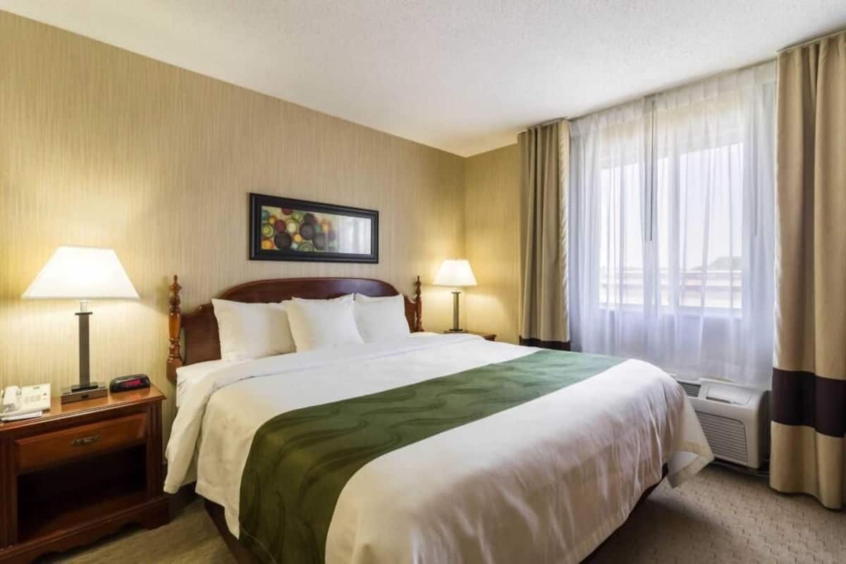 Escritorio, cortinas blackout y tabla de planchar con plancha