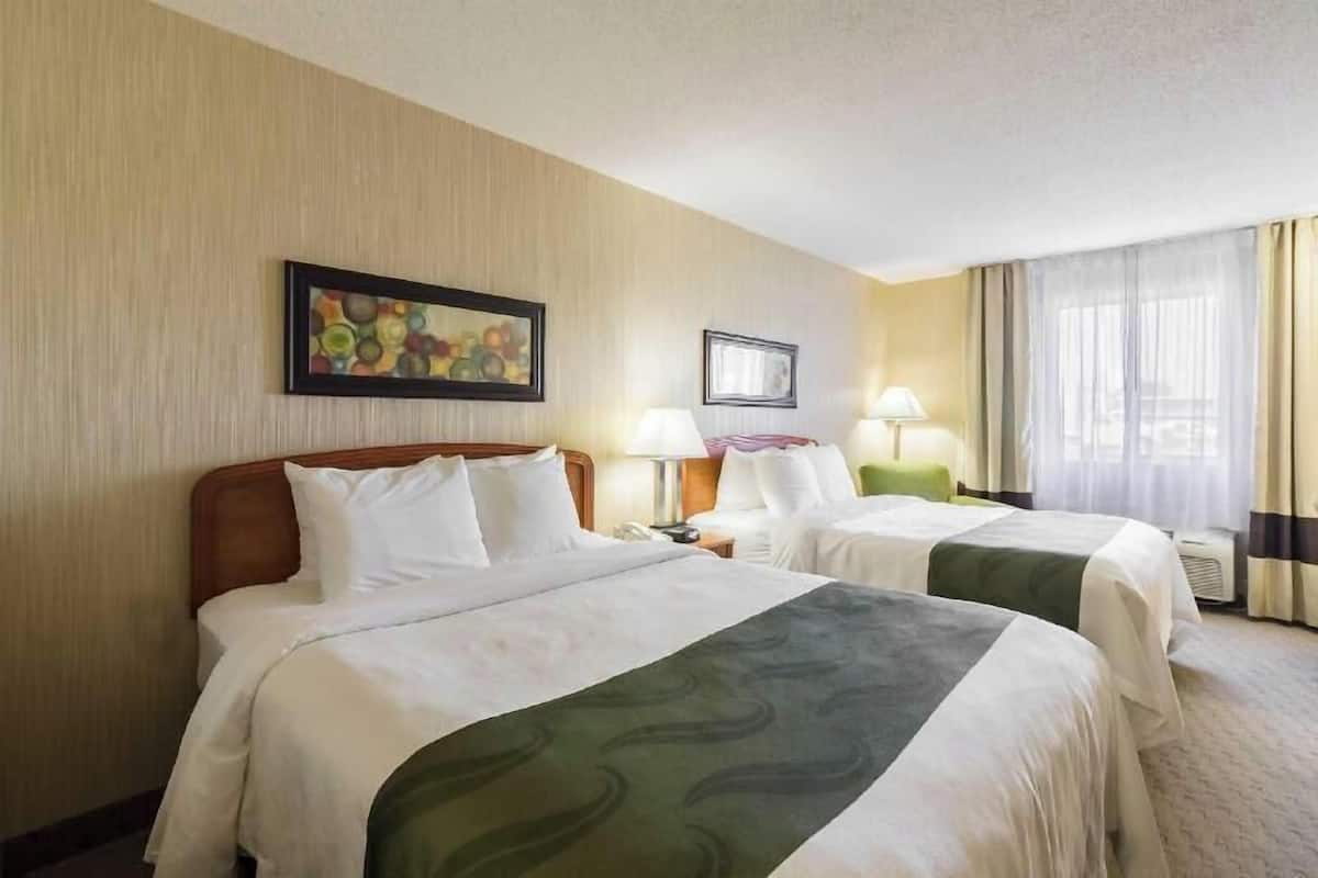 Escritorio, cortinas blackout y tabla de planchar con plancha