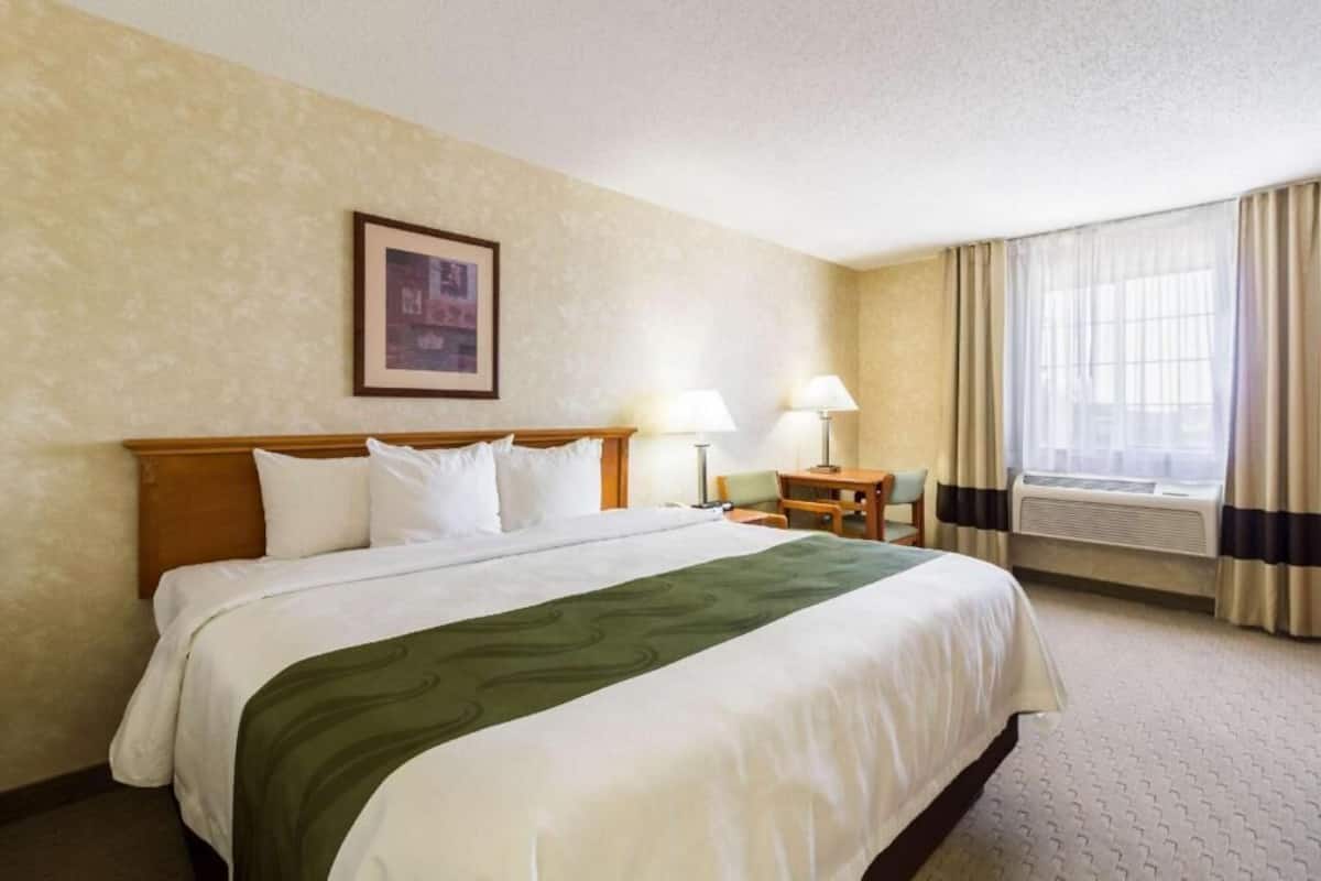 Escritorio, cortinas blackout y tabla de planchar con plancha