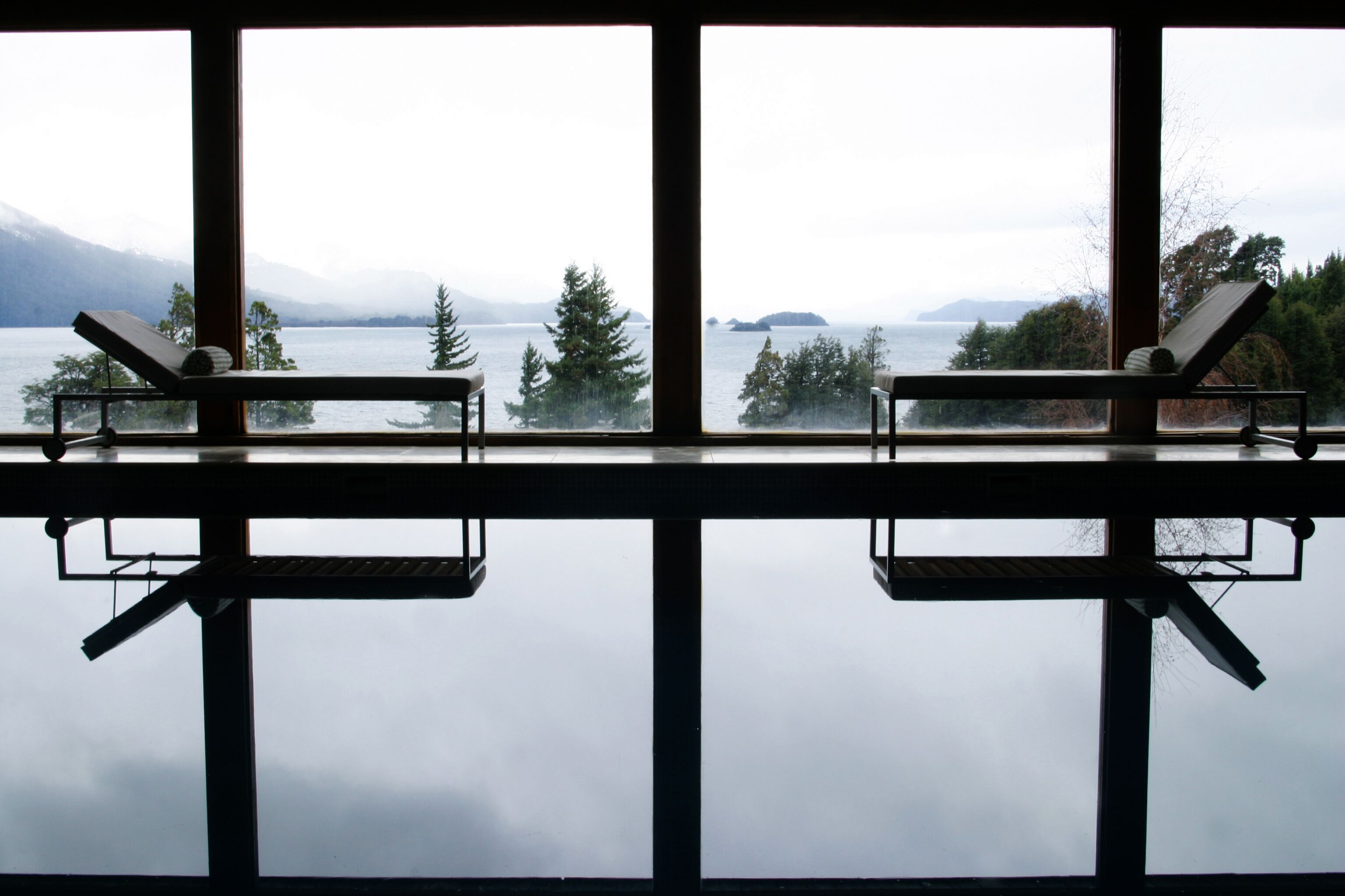 Piscine couverte, accès possible de 12 h 00 à 20 h 00, chaises longues 