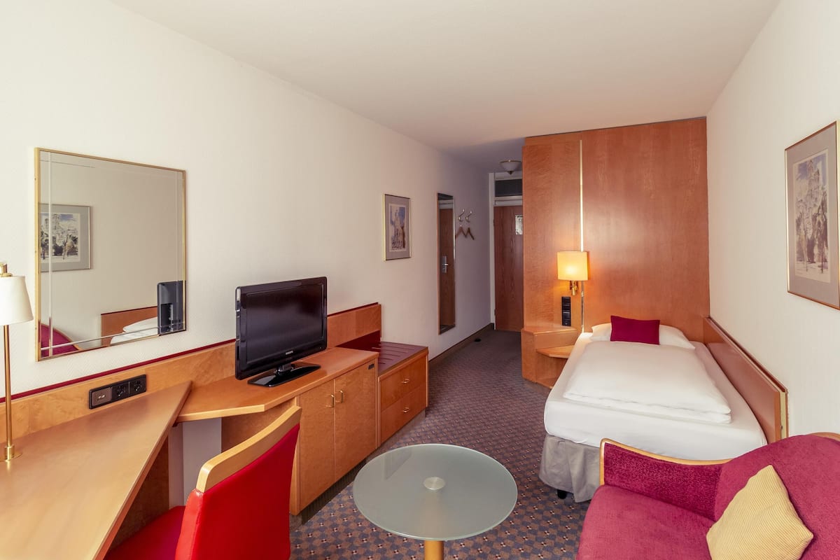 Rom – standard, 1 enkeltseng | Allergitestet sengetøy, safe på rommet, skrivebord og blendingsgardiner