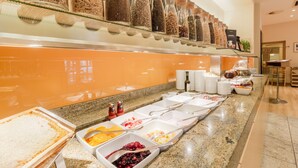 Una mesa de buffet con diferentes alimentos y salsas.
