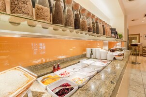 Buffet breakfast for a fee on weekdays