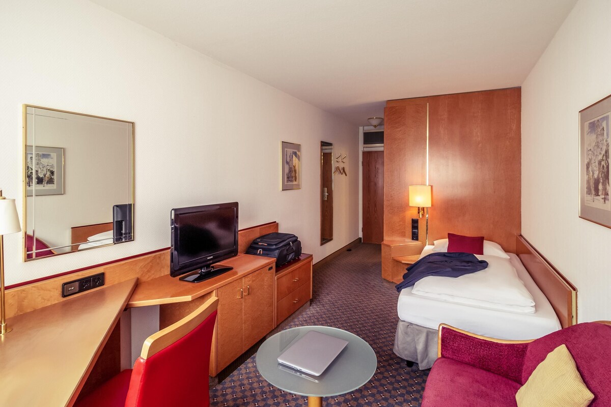 Standard Room, 1 Twin Bed | Hypo-allergenic bedding available, in-room safe, desk, blackout drapes