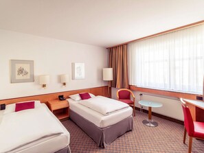 Hypo-allergenic bedding, in-room safe, desk, blackout drapes