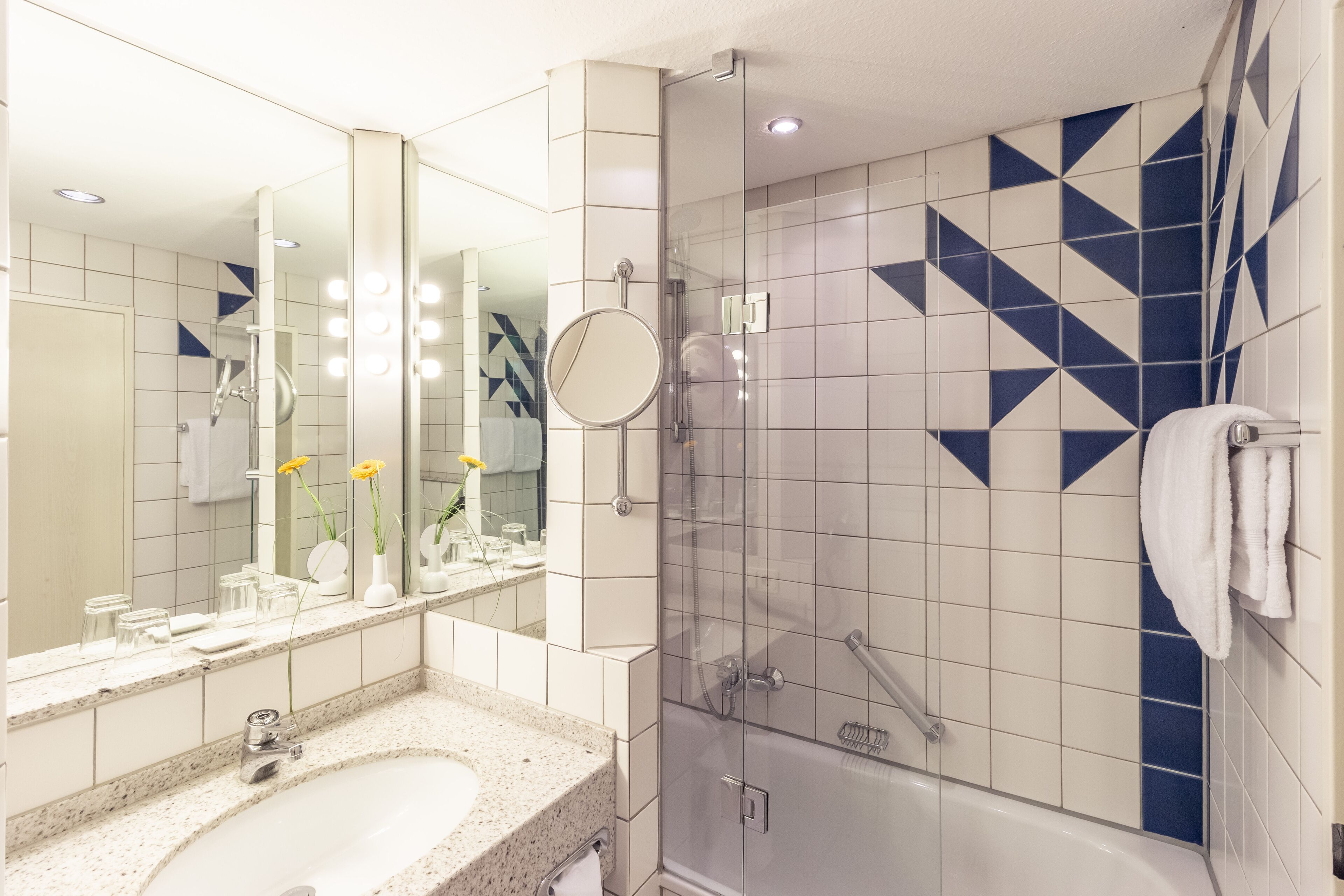 Standard Room, 2 Twin Beds | Bathroom | Combined shower/tub, deep soaking tub, eco-friendly toiletries