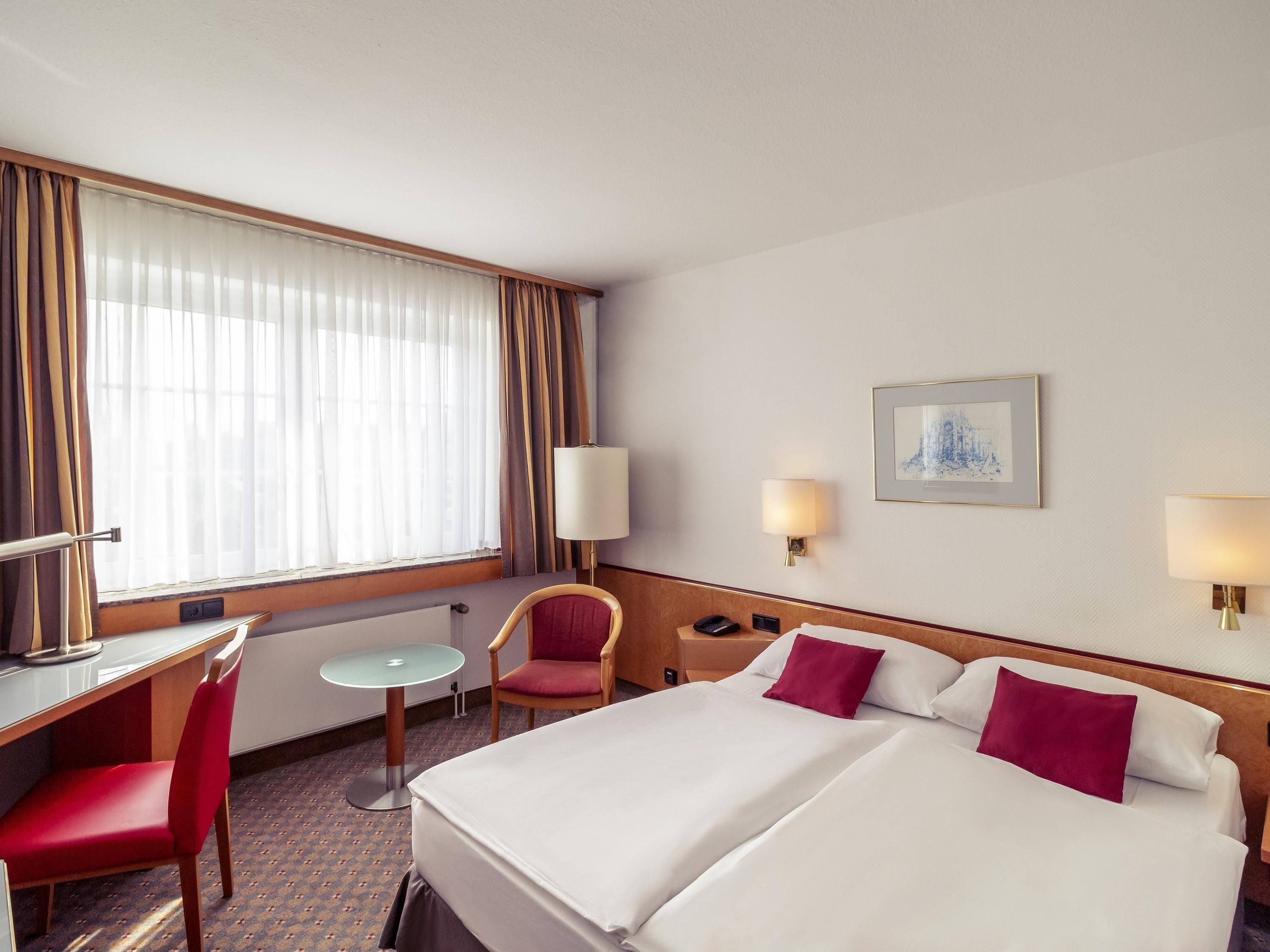 Standard Room, 1 Queen Bed | Hypo-allergenic bedding, in-room safe, desk, blackout curtains
