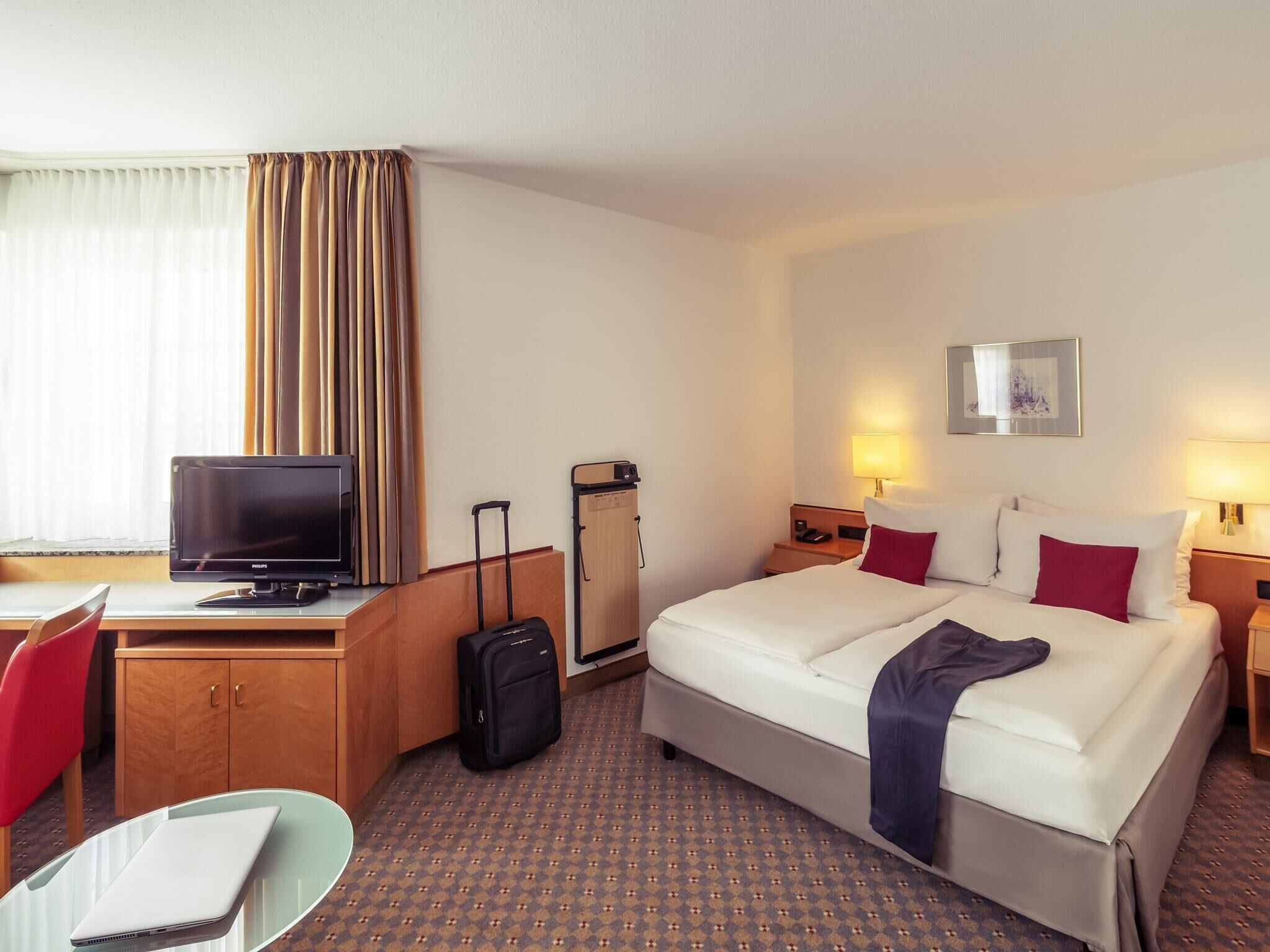 Privilege, Room, 1 Queen Bed | Hypo-allergenic bedding, in-room safe, desk, blackout curtains