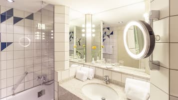 Privilege, Suite, 1 King-Bett | Badezimmer | Duschwanne, Komfortbadewanne, umweltfreundliche Kosmetikartikel