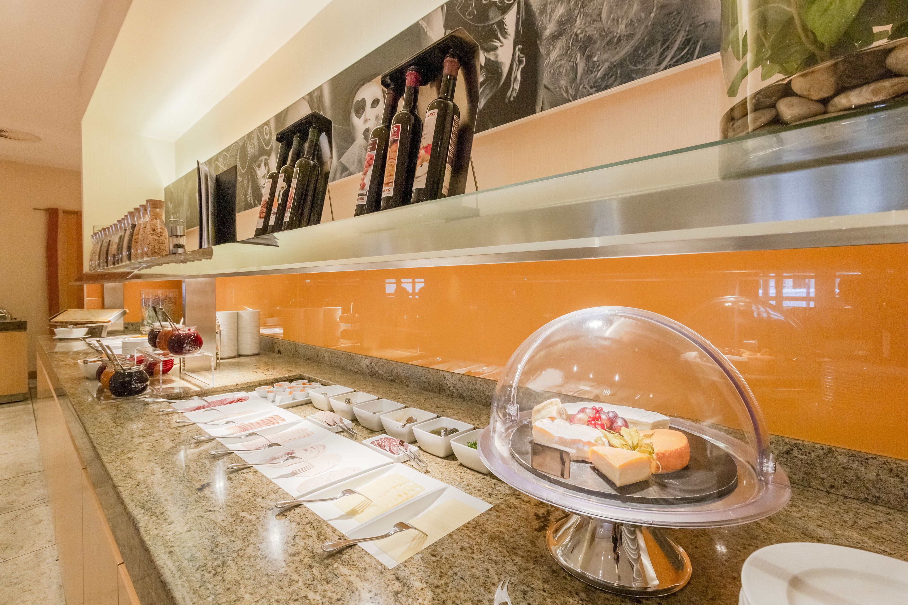 buffet breakfast on weekdays (eur 22 per person)