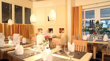 Breakfast, lunch, dinner served; international cuisine, alfresco dining