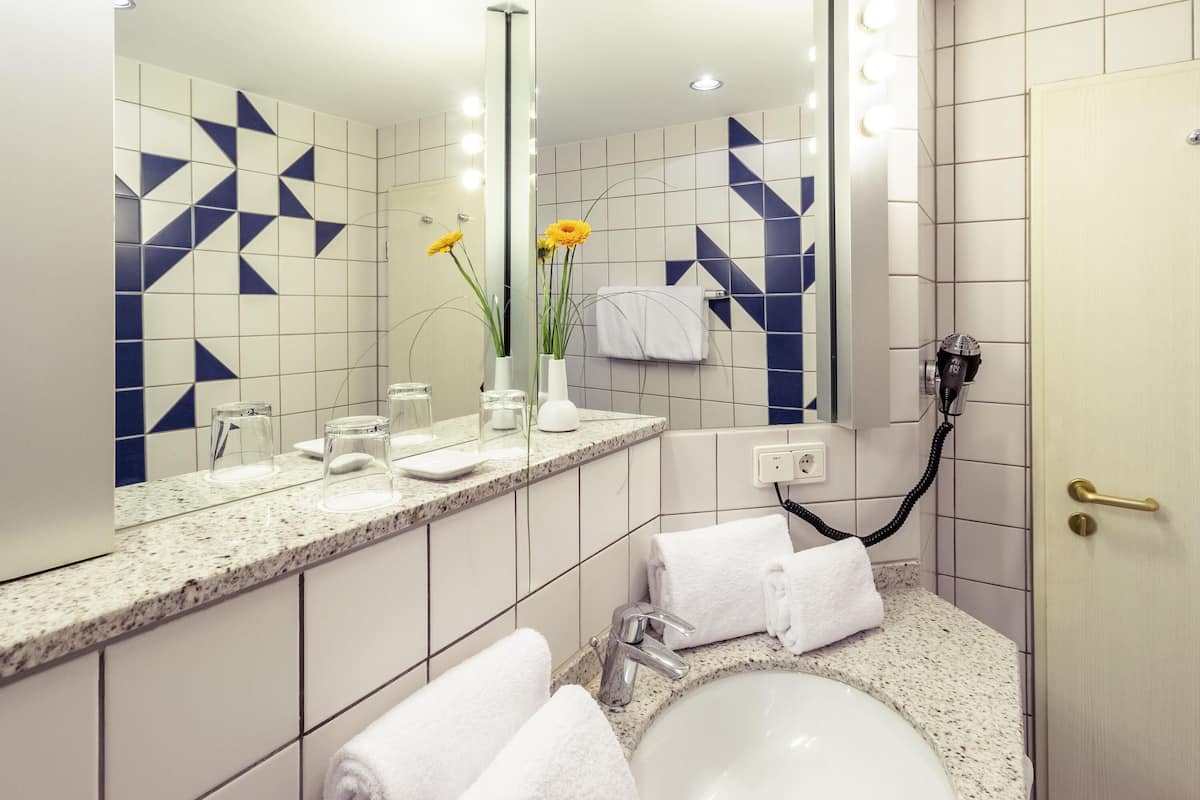 1 soveværelse, allergivenligt sengetøj, pengeskab på værelset