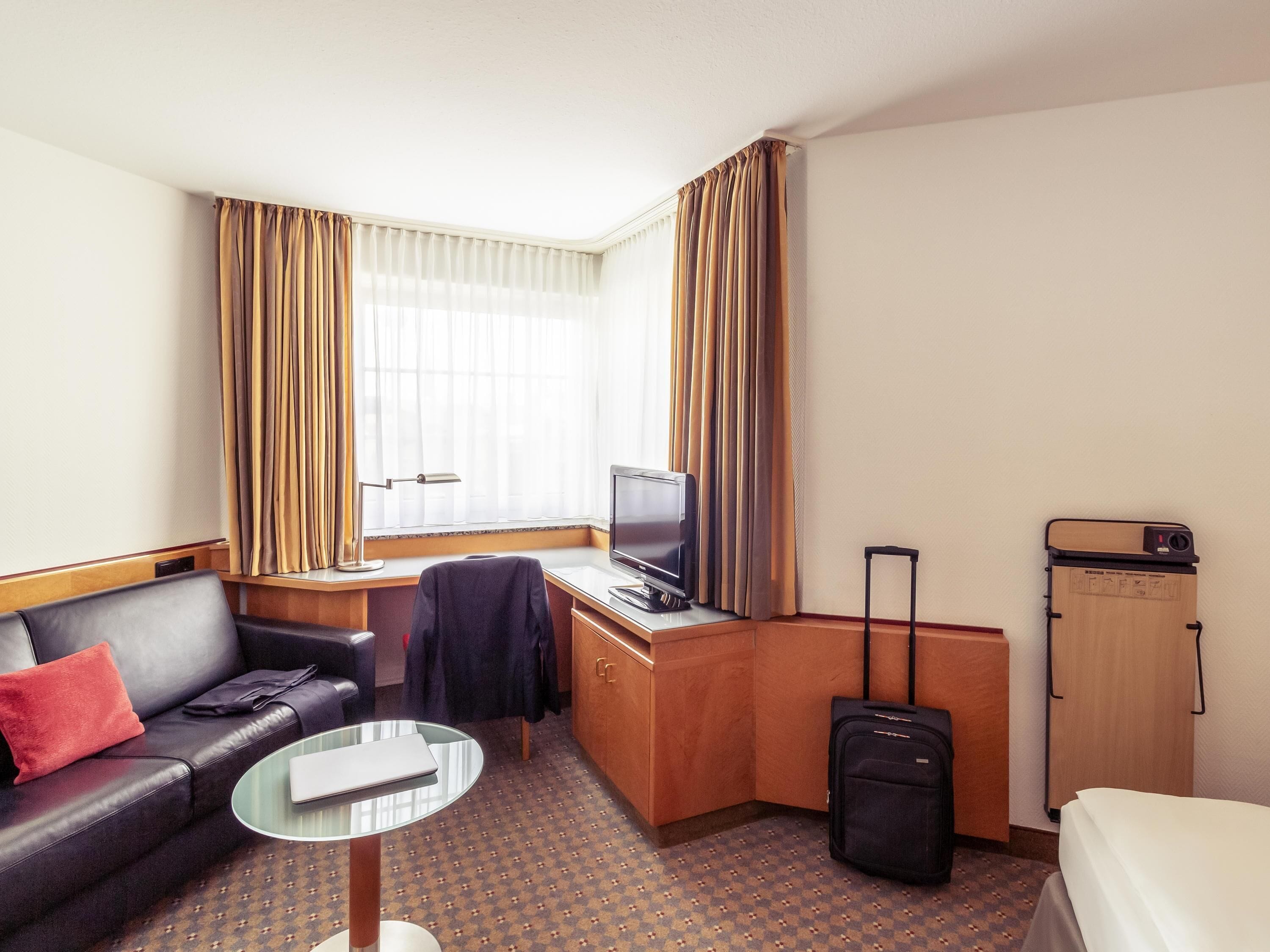 privilege, room, 1 queen bed | 1 bedroom, hypo-allergenic bedding, in-room safe, desk