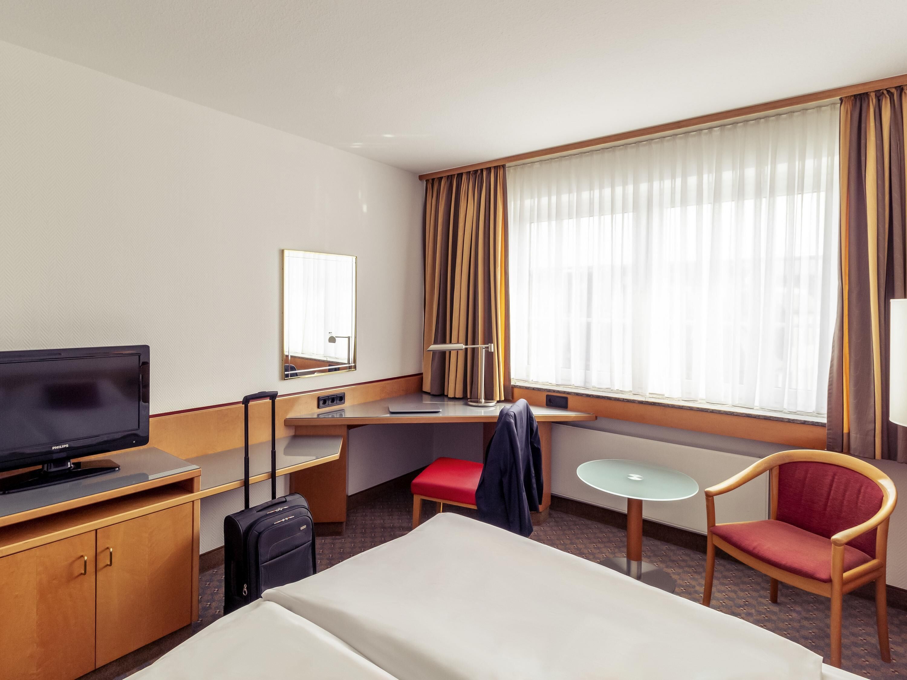 Hypo-allergenic bedding, in-room safe, desk, blackout curtains
