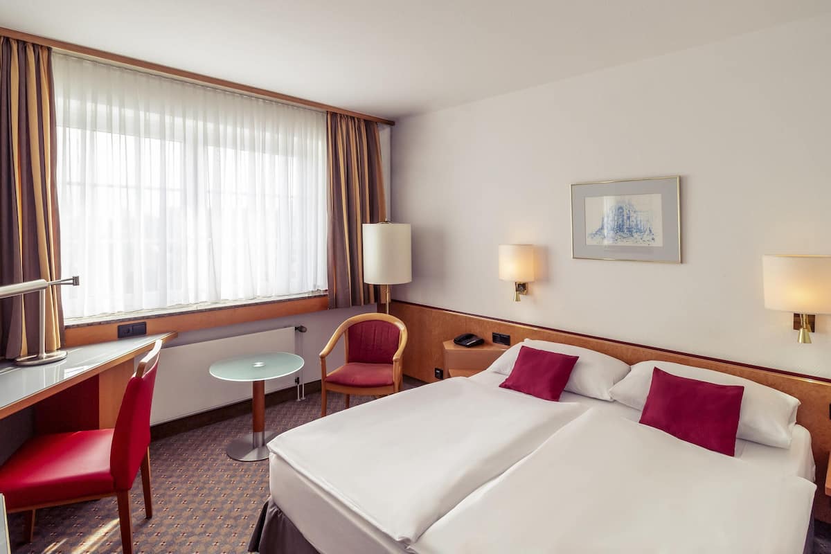 Standard Room, 1 Queen Bed