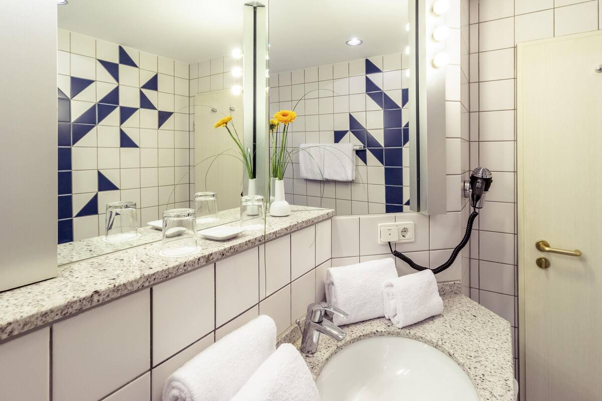 1 bedroom, hypo-allergenic bedding, in-room safe, desk