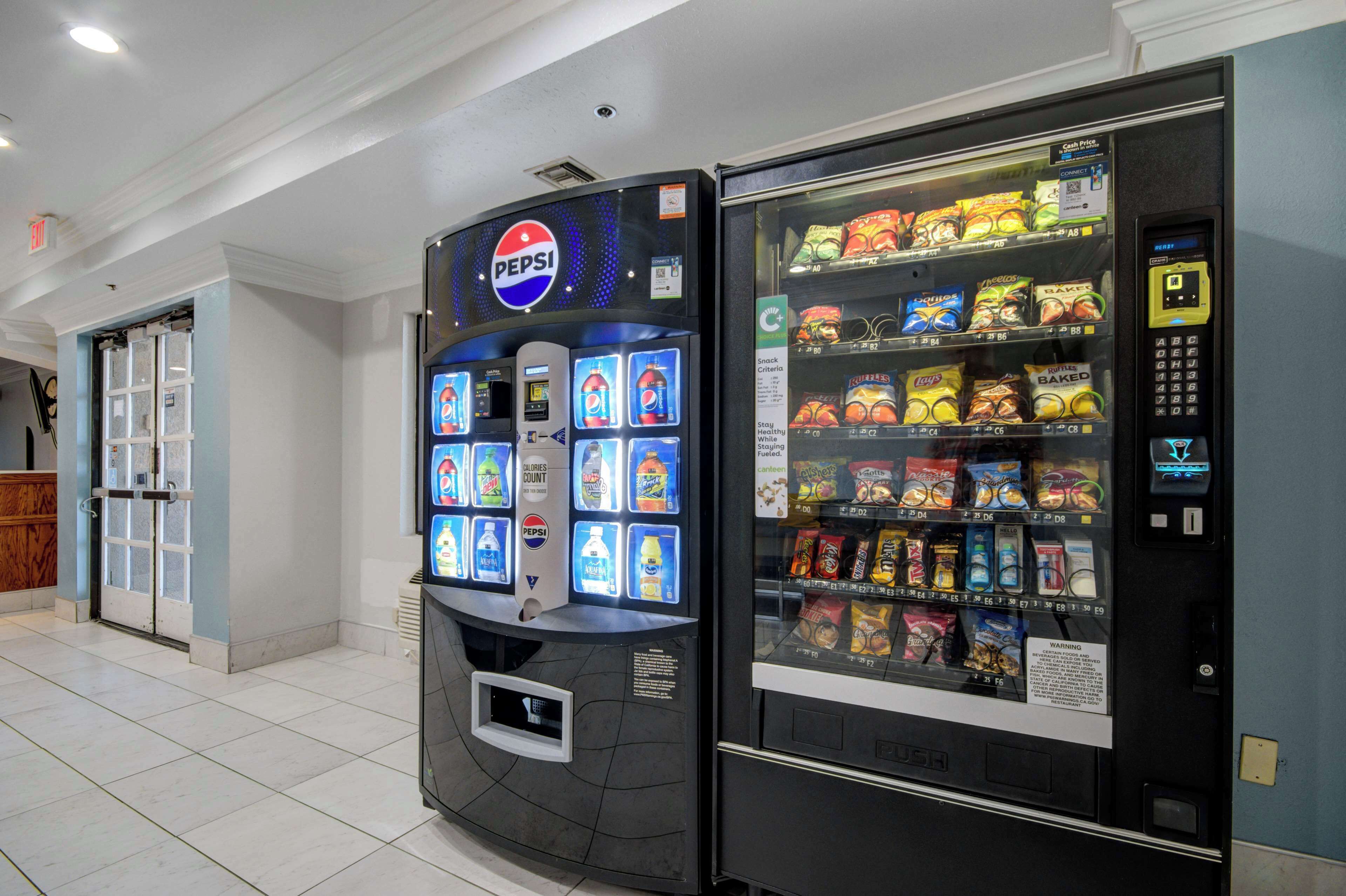 Máquina automática de vendas com o logotipo da Pepsi e máquina de vendas de lanches com diversas opções.