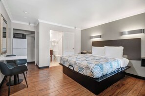 Una habitación de hotel moderna con una cama, un escritorio y una silla.