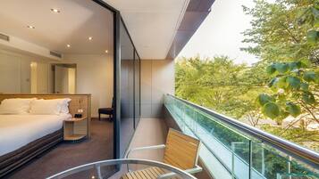 Junior Suite | Minibar, in-room safe, desk, laptop workspace