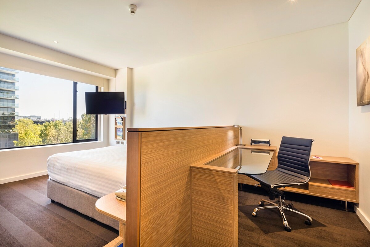 Standard Room, 1 King Bed, City View
