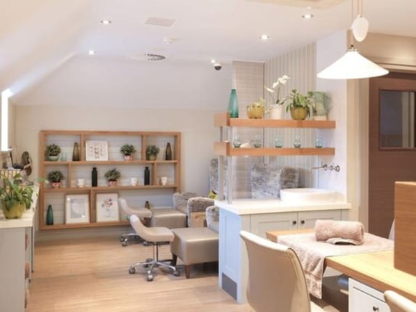 Sauna, hot tub, reflexology, 7 treatment rooms, manicures and pedicures