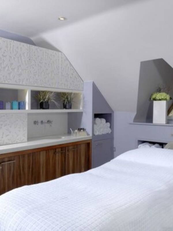 Sauna, hot tub, reflexology, 7 treatment rooms, manicures and pedicures