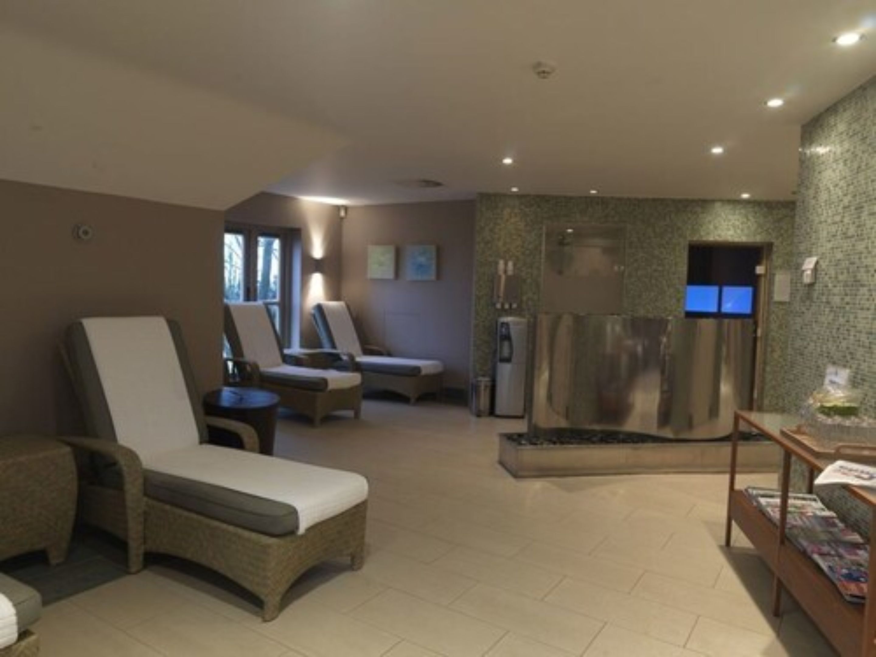Sauna, hot tub, reflexology, 7 treatment rooms, manicures and pedicures