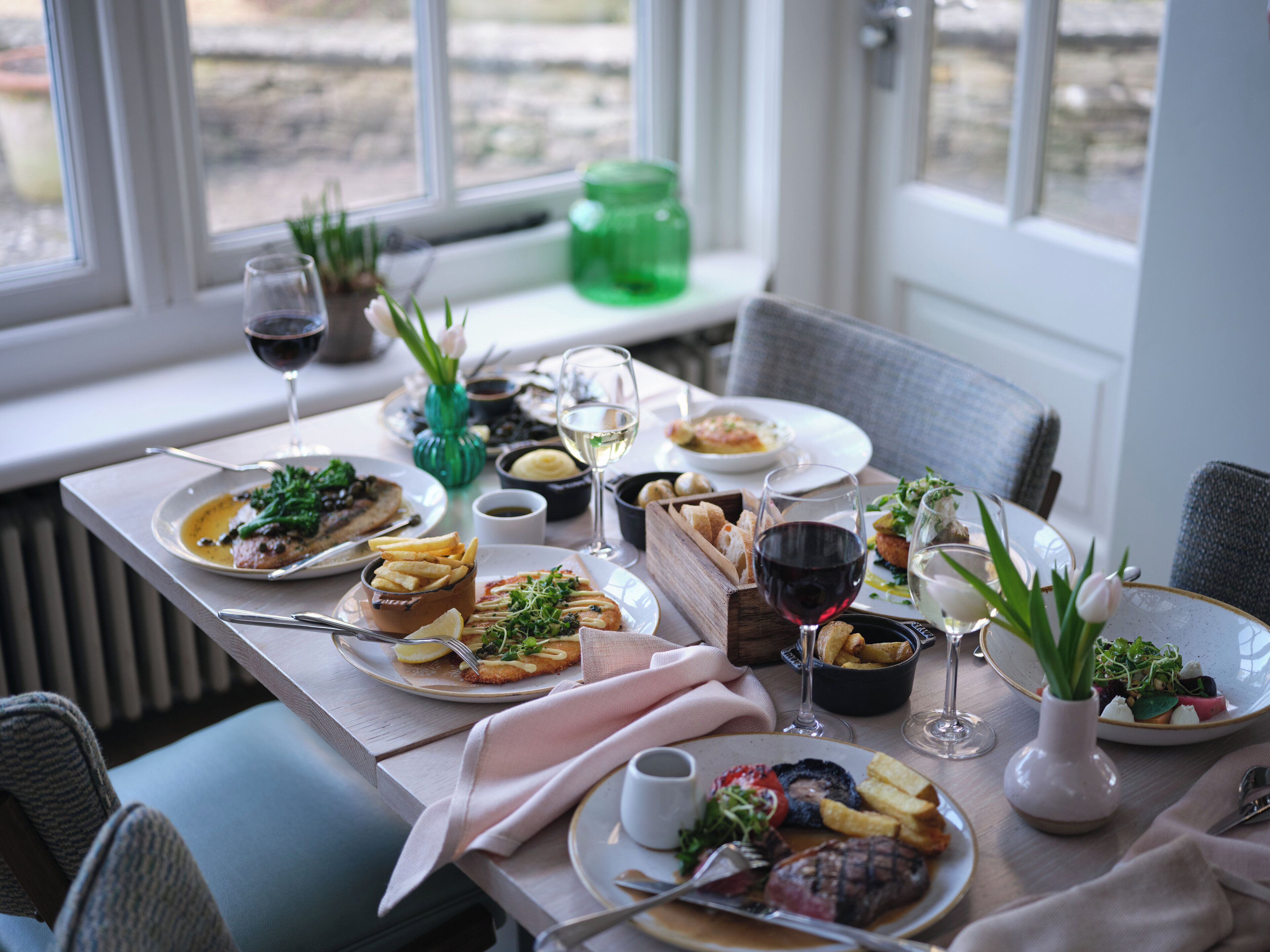 2 restaurants, breakfast served