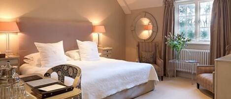 Deluxe Room, 1 Bedroom | Premium bedding, minibar, in-room safe, desk