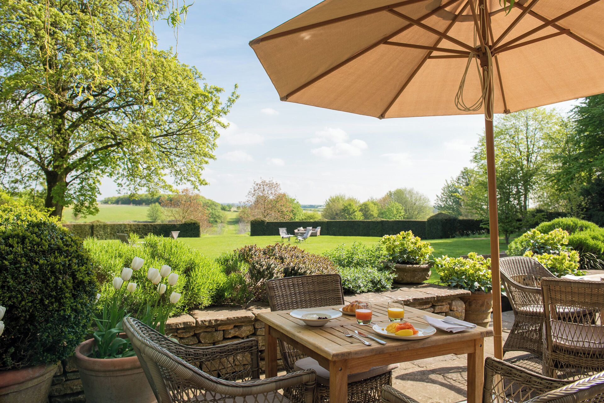 2 restaurants, breakfast served