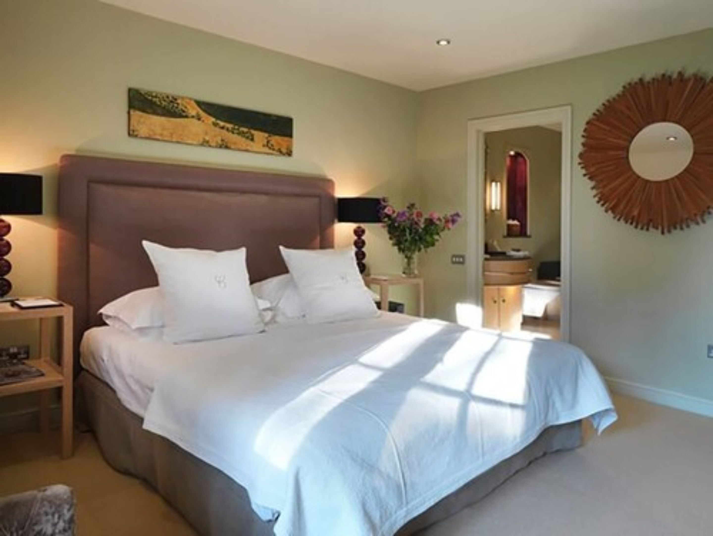 Standard Room, 1 Katil Ratu (Queen) (1 bedroom) | Peralatan tempat tidur premium, bar mini, peti besi dalam bilik, meja 