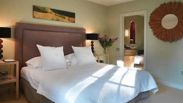 Standard Room, 1 Katil Ratu (Queen) (1 bedroom) | Peralatan tempat tidur premium, bar mini, peti besi dalam bilik, meja