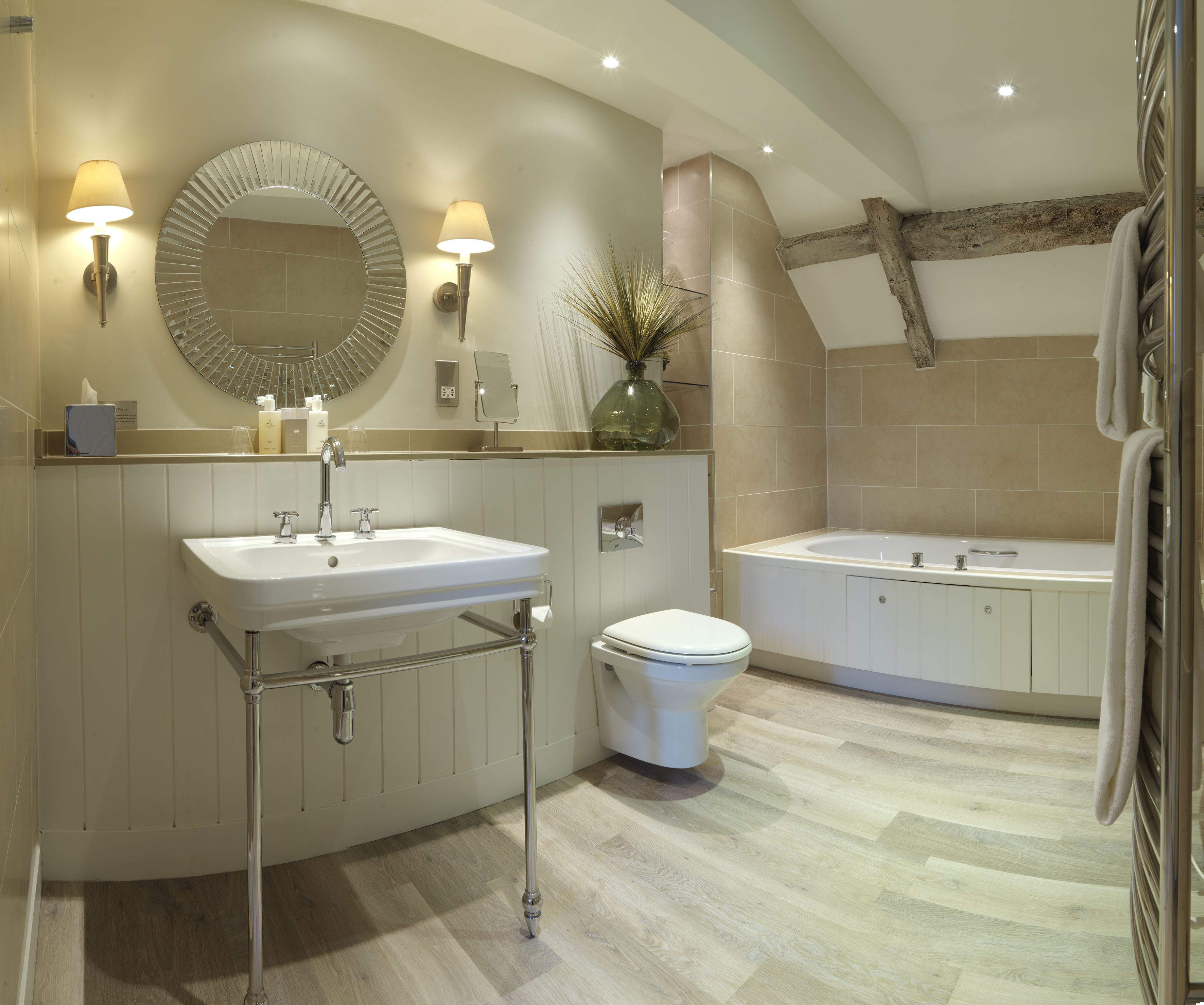 Standard Room, 1 Double Bed | Bathroom | Designer toiletries, hair dryer, towels