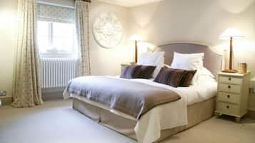 Deluxe Room, 1 Bedroom | Premium bedding, minibar, in-room safe, desk