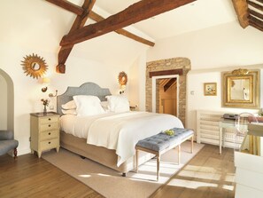 Premium bedding, minibar, in-room safe, desk - Calcot (Tetbury)