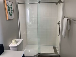 Shower, hydromassage showerhead, free toiletries, hair dryer - Urban Boutique Hotel, BW Signature Collection (Greenville)