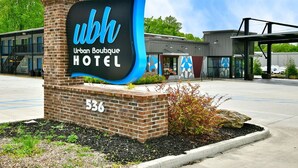 Une enseigne pour l’hôtel urbain « Urban Boutique », avec le numéro 536.