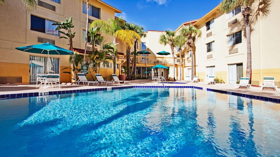 La Quinta Inn & Suites by Wyndham St. Pete-Clearwater Airpt